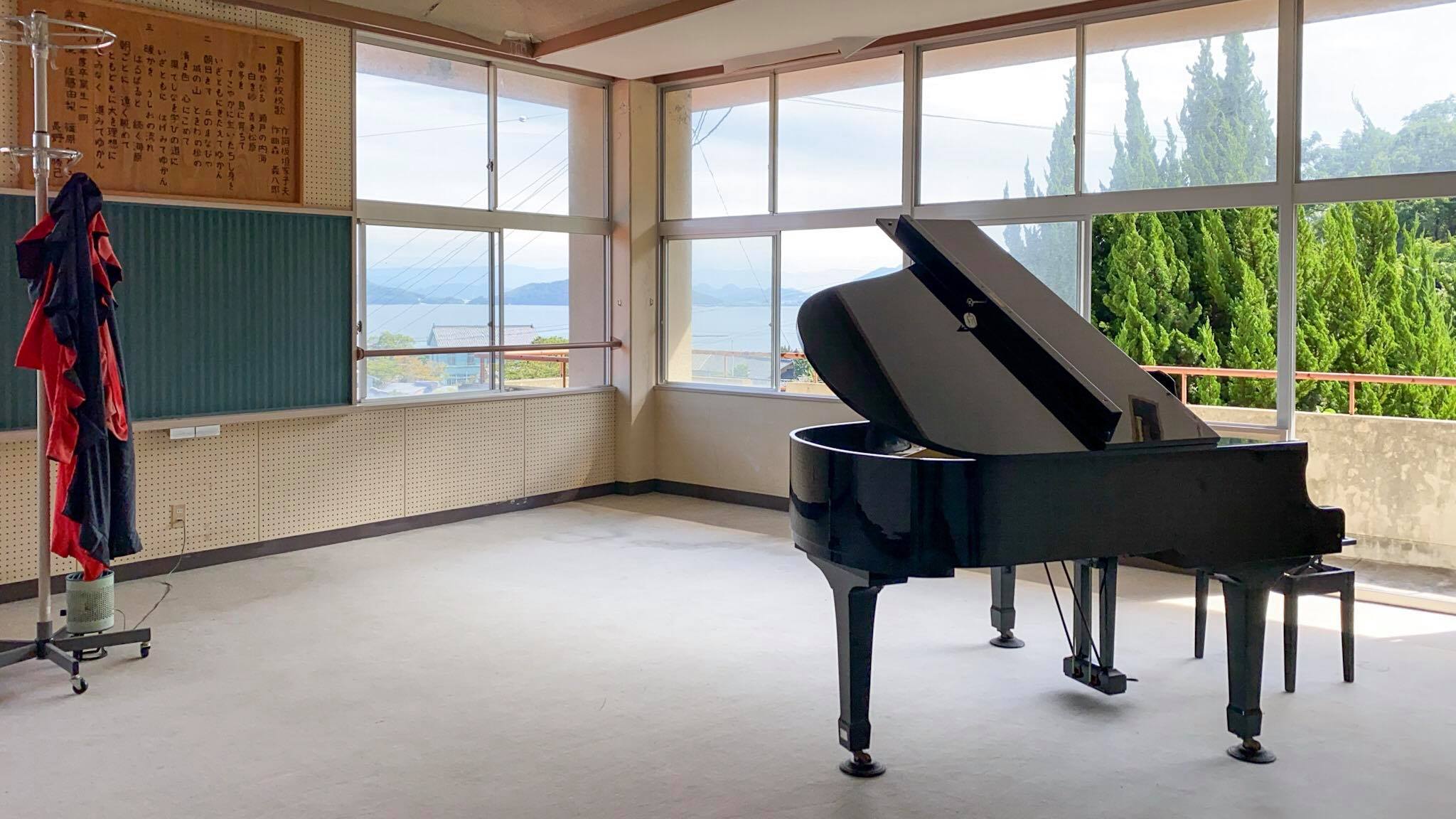 ノスタルジーとアートが共存する島粟島