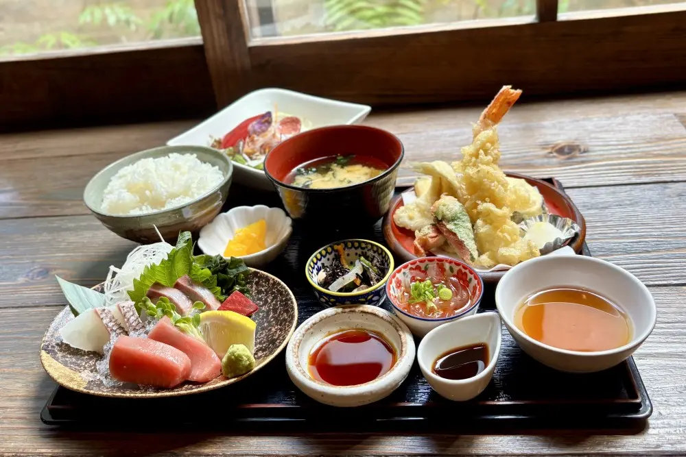  『生魚片與天婦羅御膳（お刺身と天ぷら御膳）』（1,850円）<br />
