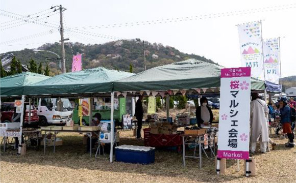 「櫻花市集」於櫻花季期間每日舉辦 (9:30～17:00)<br />
售完為止；雨天暫停營業