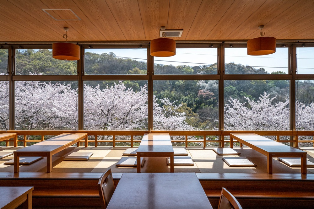 The cherry blossoms visible from the dining area inside the facility are also a highlight. Several dining halls are available exclusively for group use.