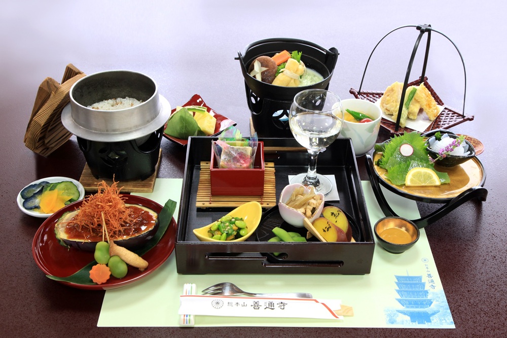Shojin Ryori using seasonal local ingredients<br />
Price: ¥3,300 per person<br />
From April 1, 2026, the price will change to ¥3,800 (tax included)<br />
Advance reservation required