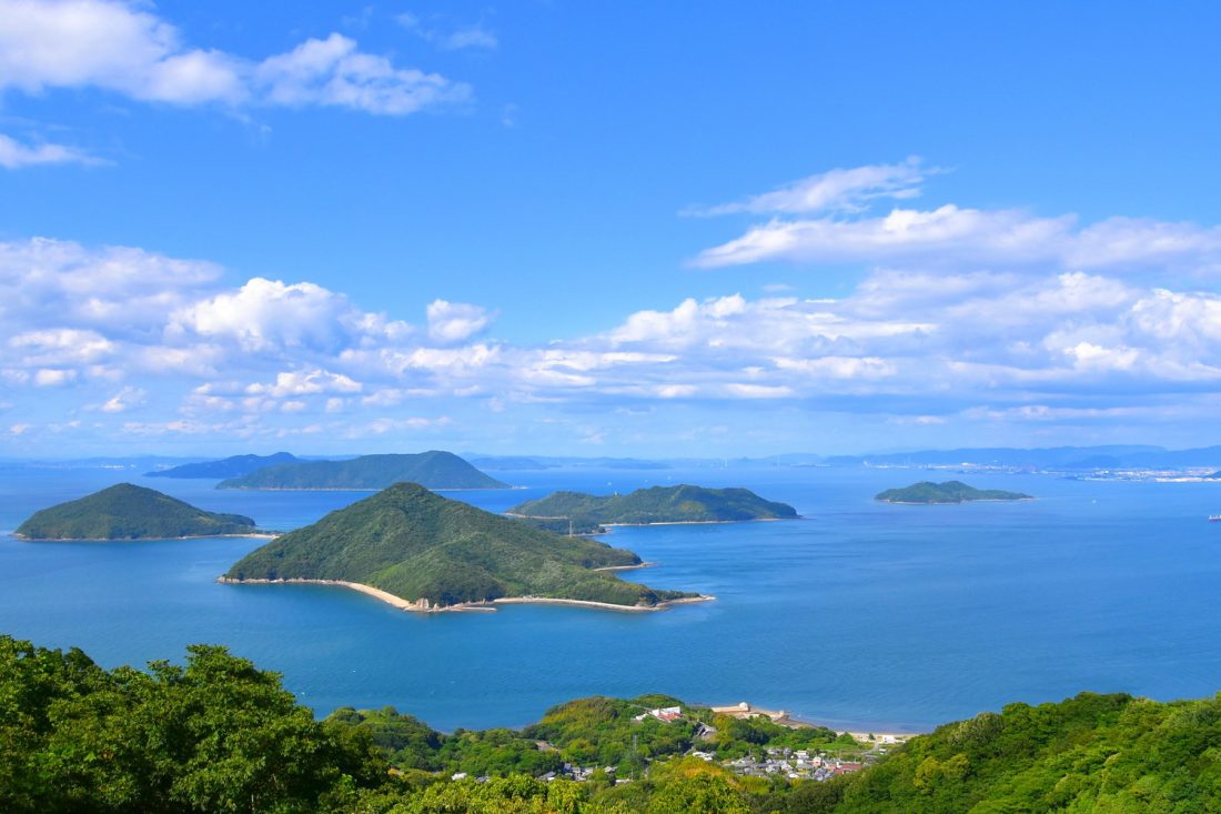 紫雲出山から見た粟島の遠景