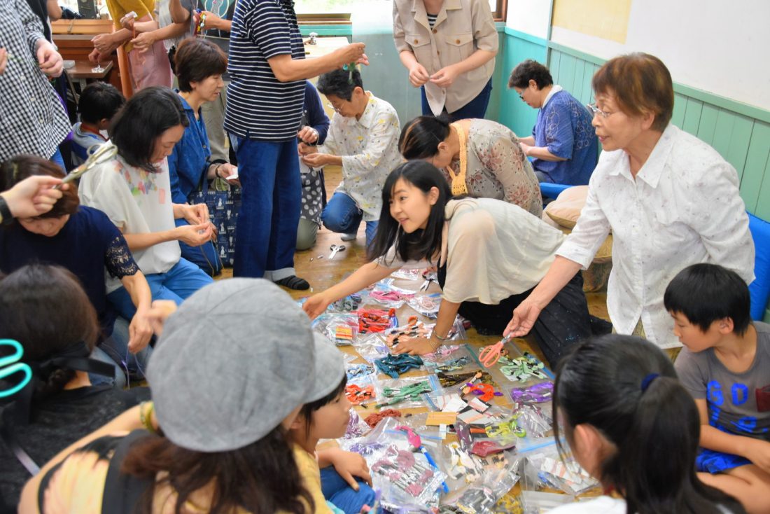 7月13日に行われたワークショップ。大小島さんはさまざまな場所で、作品の意味を伝えている