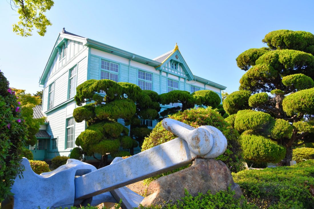 1897年につくられた日本初の海員養成学校の建物。現在は粟島海洋記念館として、観光客にも見学可能に