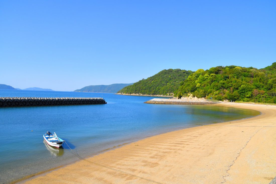 粟島の中新田の砂浜