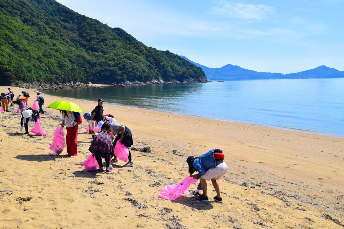 2019年6月に実施された三豊市の国際交流イベントでの海岸清掃活動。このほか、島民ボランティアによる清掃活動も行われている