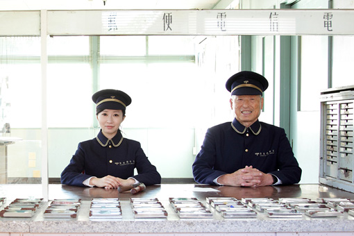 アーティストの久保田沙耶さんと漂流郵便局の局長中田さん