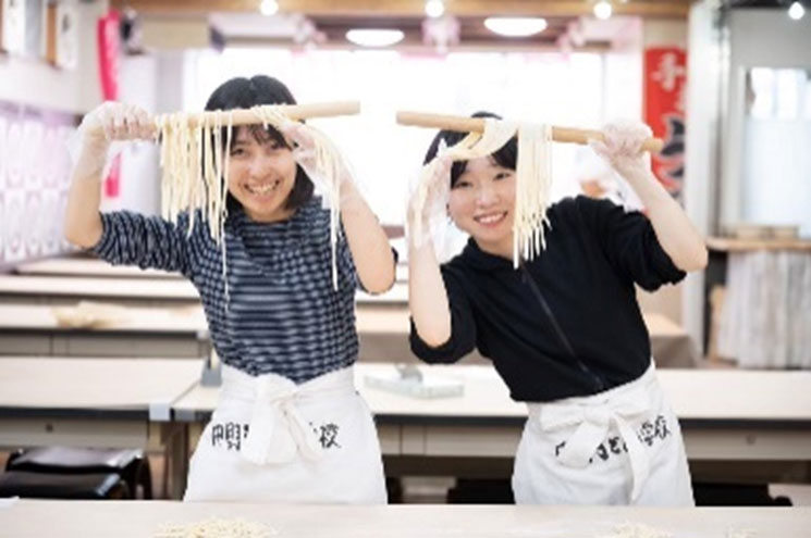 「中野うどん学校」でうどん作り体験