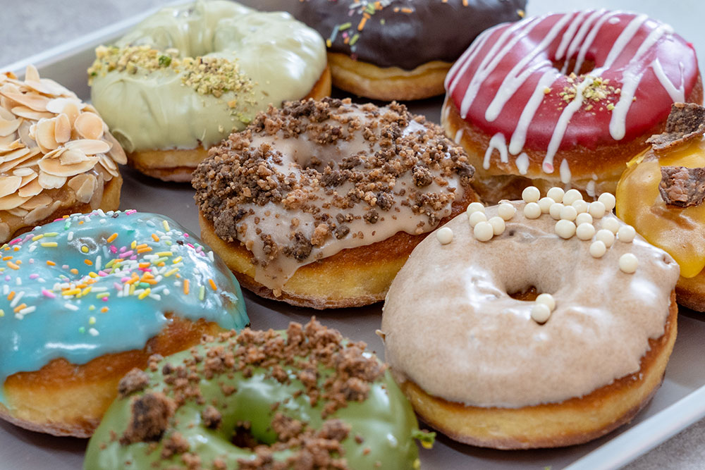 カラフルドーナツで満喫！<br />
「BAKE STUDIO OKAZAKI（ベイクスタジオ オカザキ）