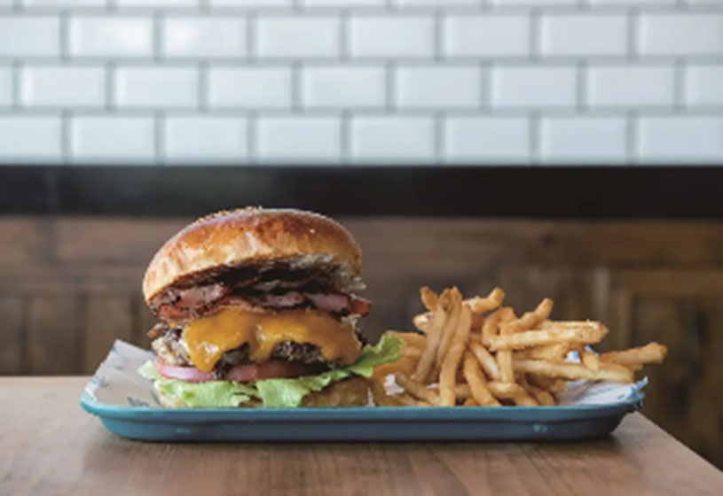 カラフルドーナツで満喫！<br />
「BAKE STUDIO OKAZAKI（ベイクスタジオ オカザキ）