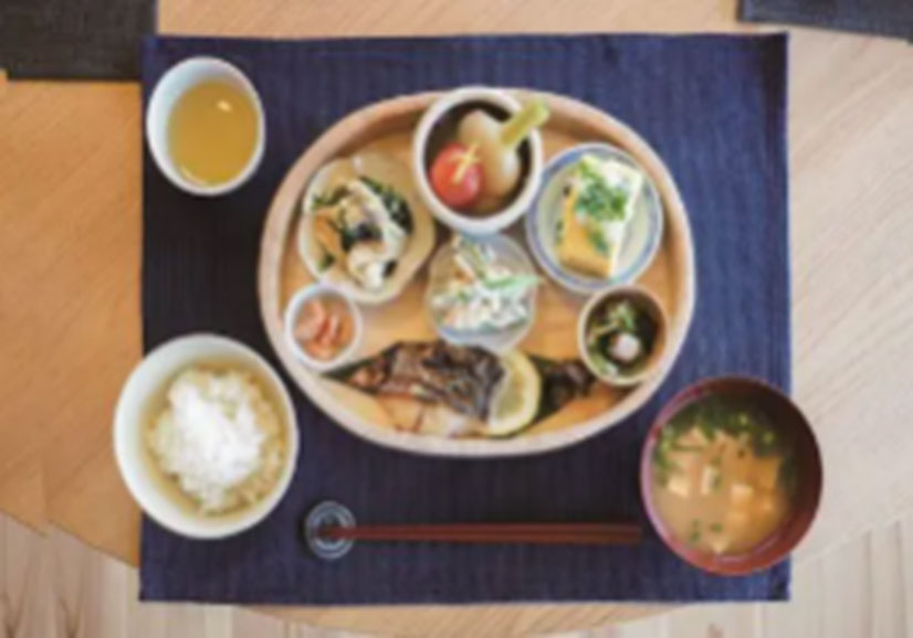 仁尾のまちなみで夜ごはん「創作和食MAWARU」