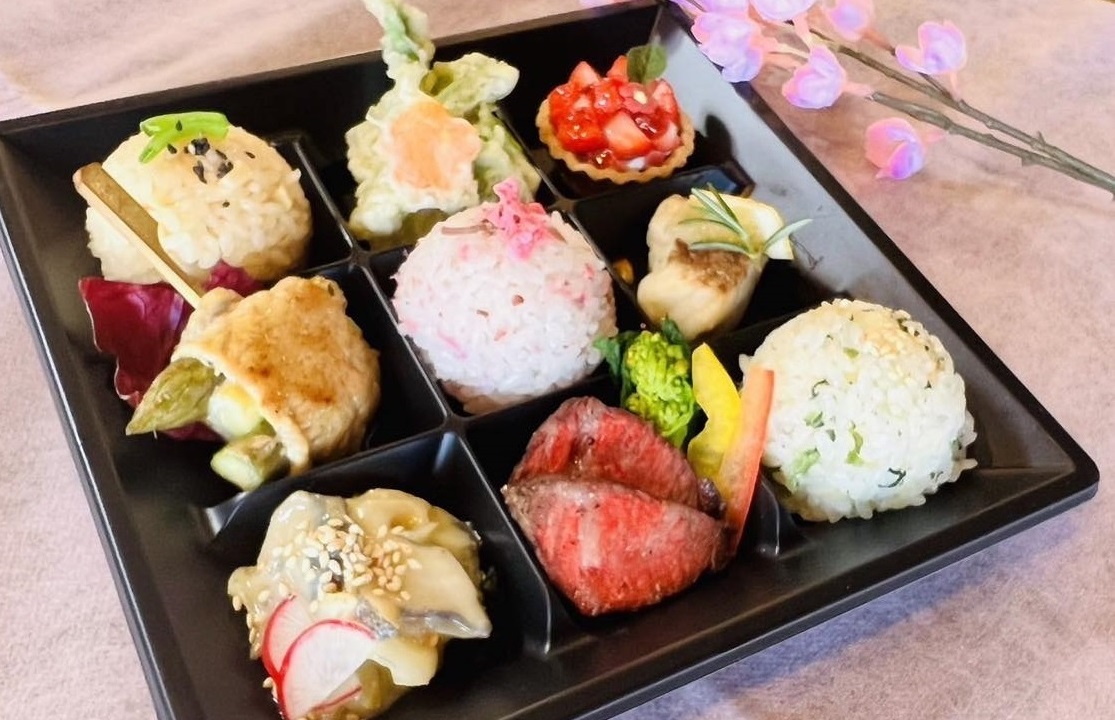 『春のお花見弁当』　(1,200円）10個〜配達可能<br />
