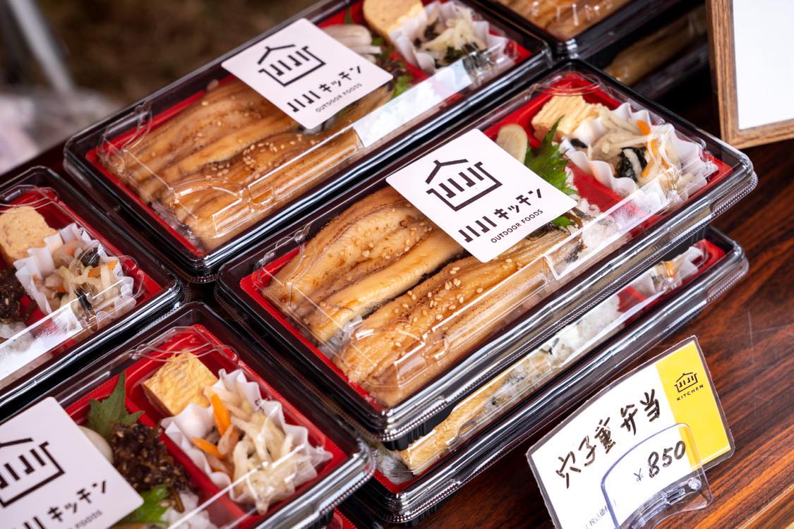 台湾の方にも人気！『穴子重弁当』（880円）15個〜配達可能<br />
