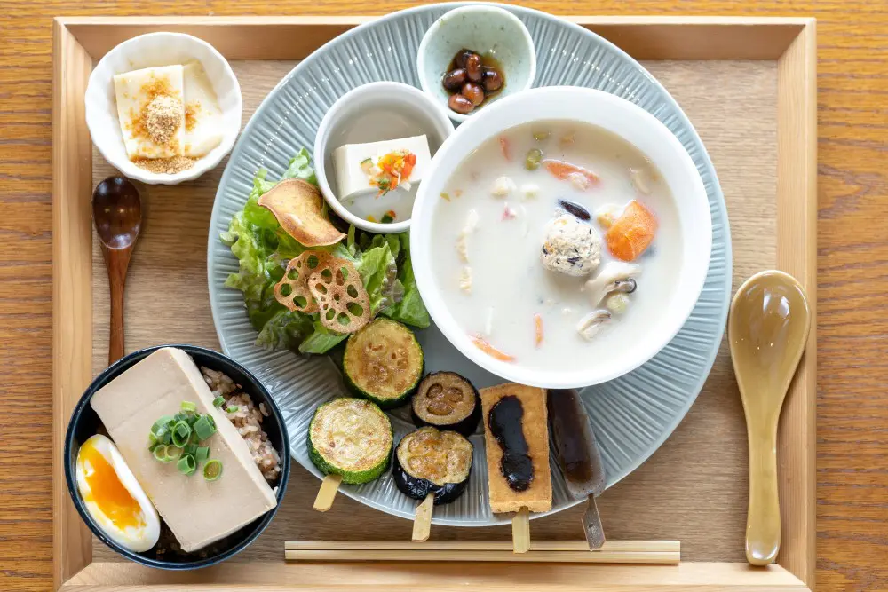 『にがり衞門の豆腐ランチ』（1,200円）★「三豊市観光交流局のホームぺージを見た」とお伝えいただければ海のミネラルいっぱいの「にがり」のバスソルト『umiral』をプレゼント！
