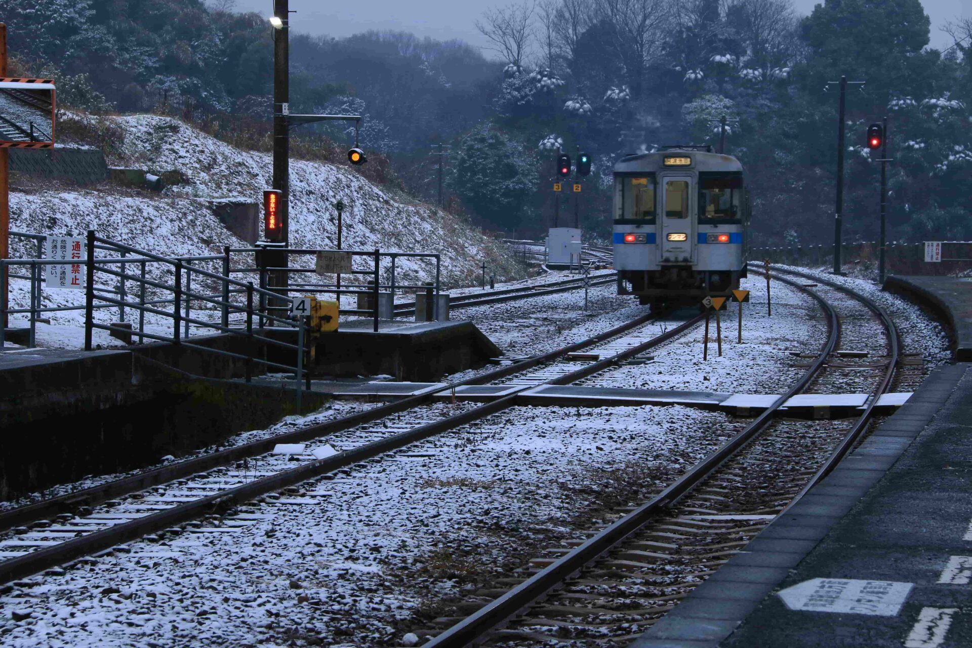 矢野　秀明（三豊市）「雪の始発列車」